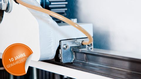 frei programmierbarer Breitenanschlag auf Linearführungen mit dynamischem Servoantrieb Frei programmierbarer Breitenanschlag auf Linearführungen mit dynamischem Servoantrieb